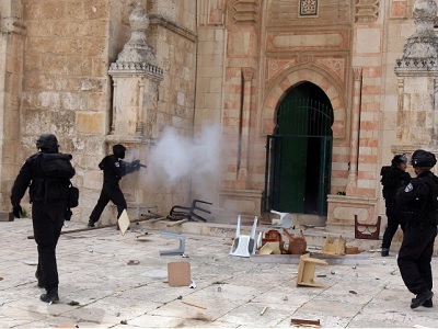 Israeli police fire at worshippers inside al-Aqsa Mosque. (EPA/Mahfouz Abu Turk/file)