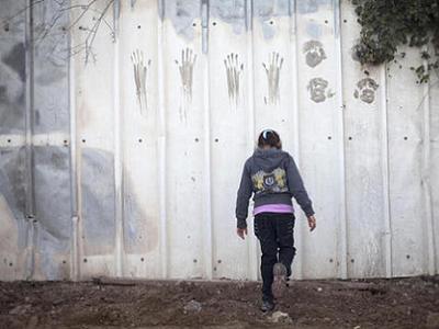 palestinian_wall_hands_activestills