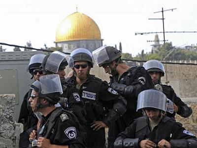 Israeli soldiers in front of Dome of the Rock mosque. (Photo: via Aljazeera/file)