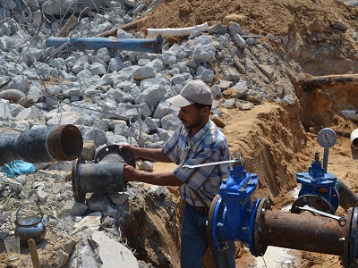 Workers attempt to fix damaged water tank near Khozaa, Khan Younis. (CMWU, Supplied)