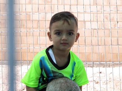 A Palestinian child waiting at the Qalanidya checkpoint. (Photo: Tamar Fleishman, Palestine Chronicle)
