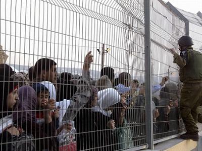 palestinians_inline_soldier_fence