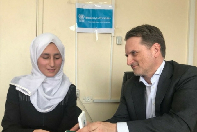 Pope Francis award a Palestinian girl a medal, delivered by Pierre Krähenbühl, UNRWA Commissioner General. (Photo: via Twitter)