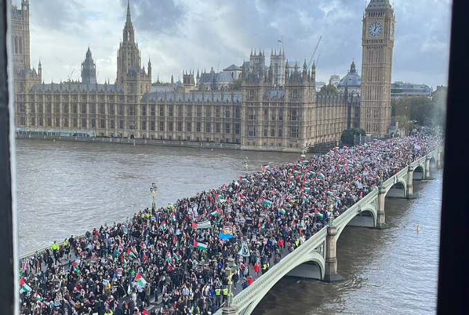 Westminster-Bridge_London_Protest.png