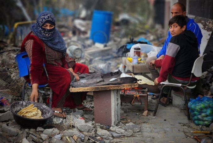 People in Gaza try to reclaim a degree of normalcy amid the mass destruction created by Israel. (Photo: Mahmoud Ajjour, The Palestine Chronicle)