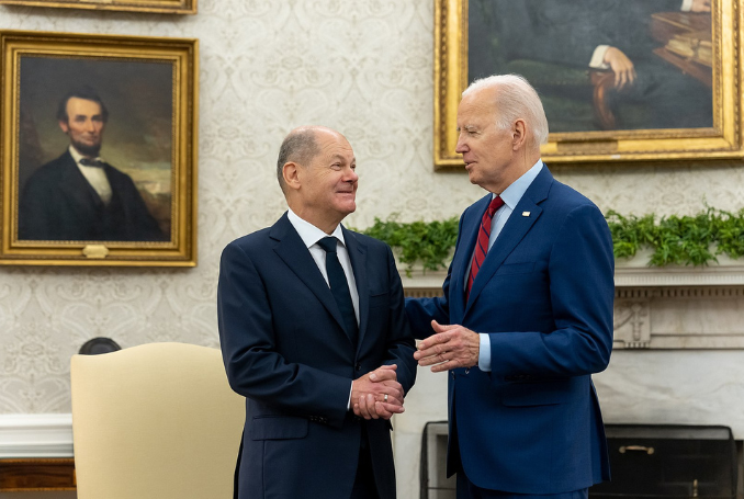 U.S. President Joe Biden (R) and German Chancellor Olaf Scholz. (Photo: The White House, via Wikimedia Commons)
